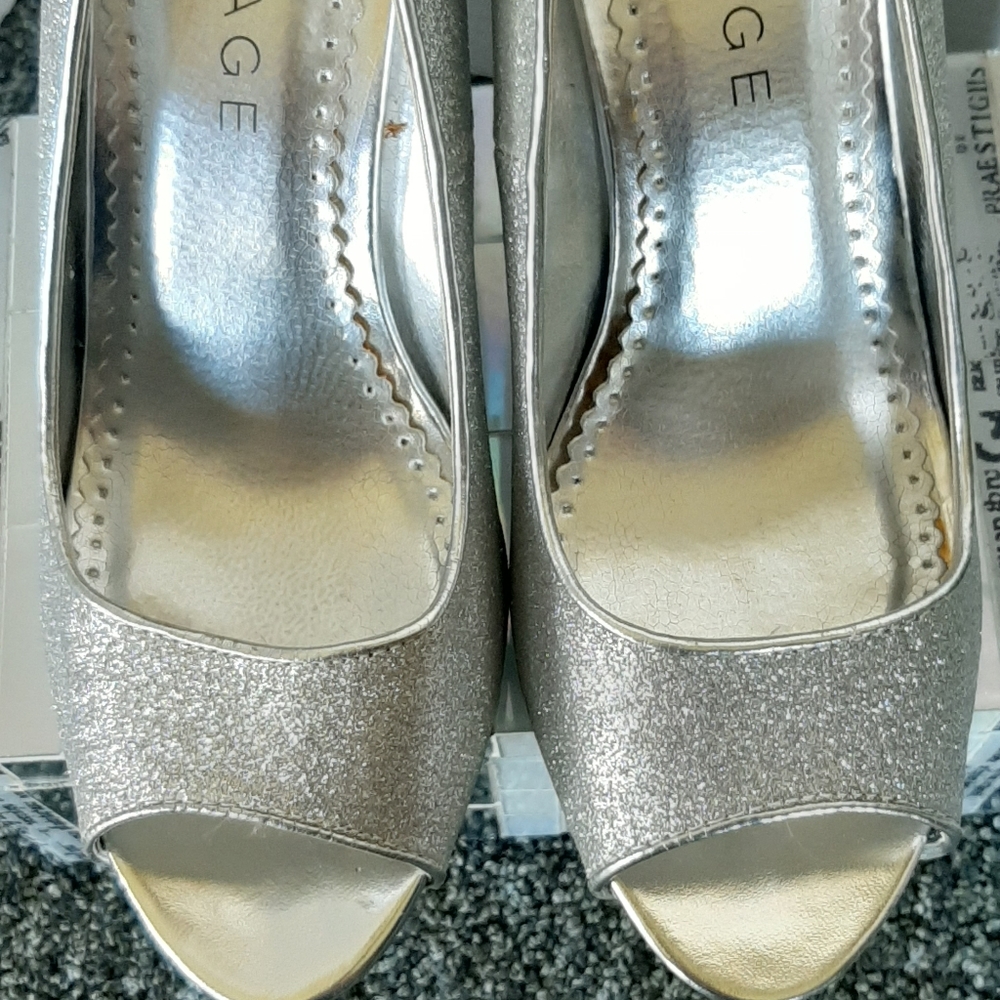 🌺 RAMPAGE SILVER HEELS SIZE 8